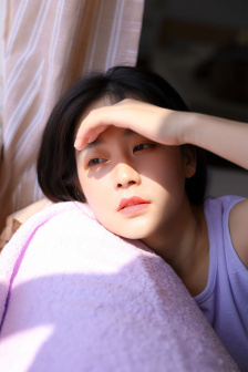女孩子手脚绑起来用乳胶衣